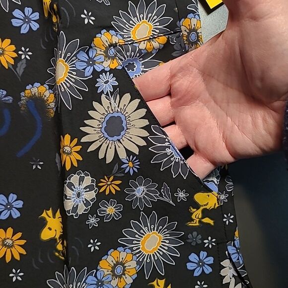 Cherokee Scrubs Shirt Nurse Tooniforms Peanuts Snoopy Floral VNeck Large NEW NWT - Picture 6 of 8